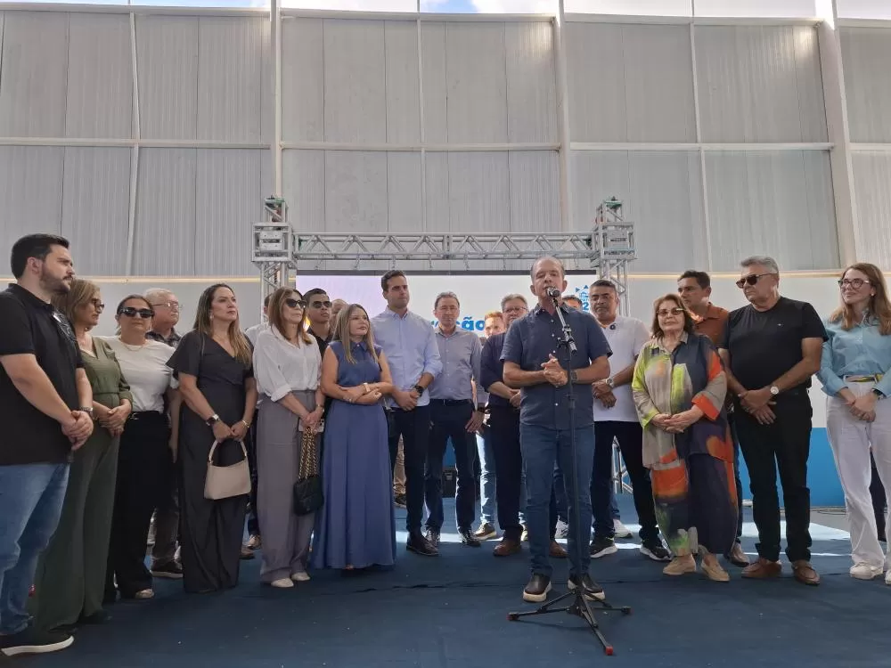  O Prefeito Nabor Wanderley durante seu discurso falou sobre os investimentos na educação. Fotos: Vitrine Patos 