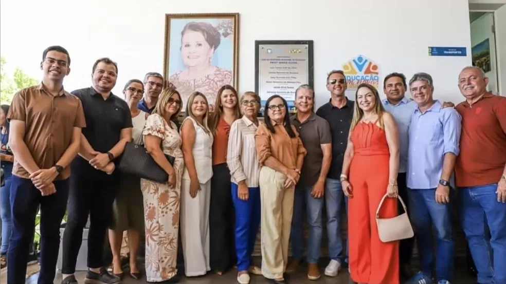 Prefeito Nabor Wanderley e secretária Adriana Carneiro, com familiares da homenageada e autoridades, na inauguração da nova sede da Secretaria de Educação de Patos.