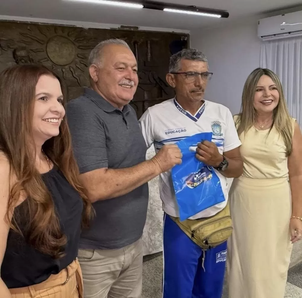 A Secretária de Educação, Adriana Carneiro, e o vice-prefeito, Jacob Souto, durante a entrega de óculos do Projeto Novos Olhares para alunos do EJA em Patos.