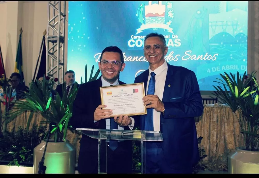 Francisco Guedes, diretor-geral do Hospital de Patos, recebeu o título das mãos do vereador Ednaldo Pereira