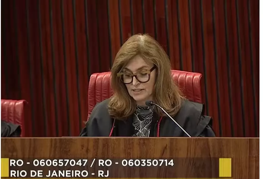 A ministra do TSE, Isabel Gallotti, lê seu voto no processo em que o Ministério Público eleitoral pede a cassação do governador Cláudio Castro — Foto: Reprodução