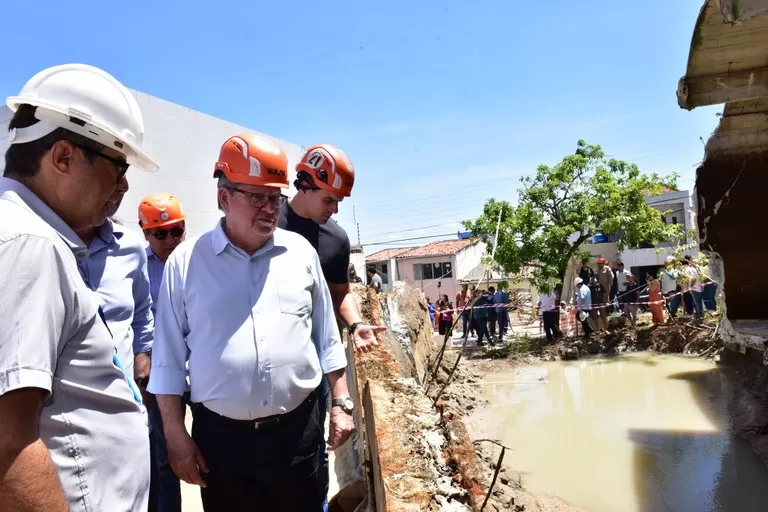 Governador João Azevêdo vistoria local de rompimento de reservatório em Campina Grande (Foto: Júlio Cezar Peres)