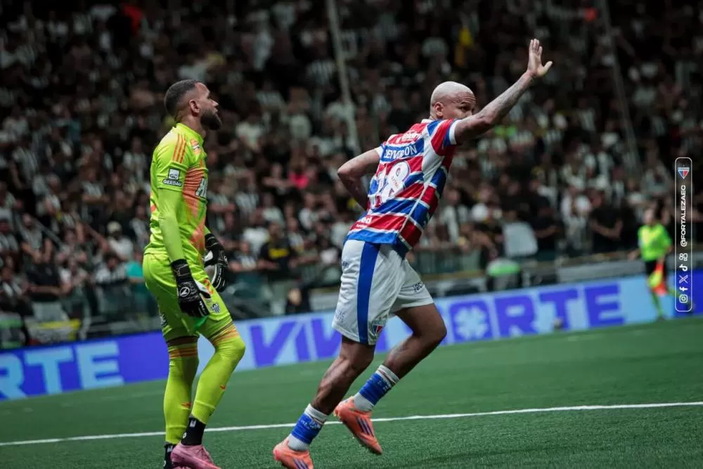 Deyverson marcou três gols e se destacou no empate com o Atlético - Foto: Mateus Lotif / Fortaleza