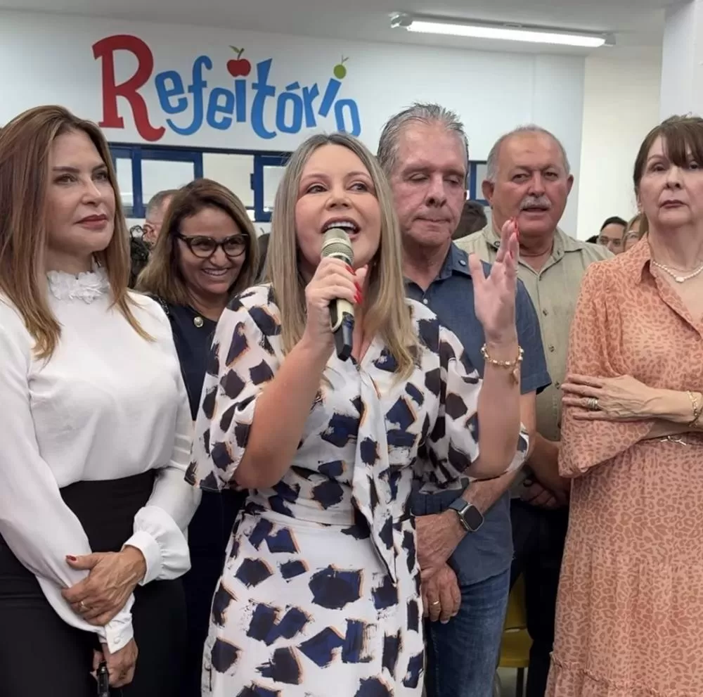 Compromisso com o futuro: A Secretária Adriana Carneiro discursa na inauguração do CEI Alzira Morais, reforçando o investimento em novas perspectivas para a educação infantil de Patos.