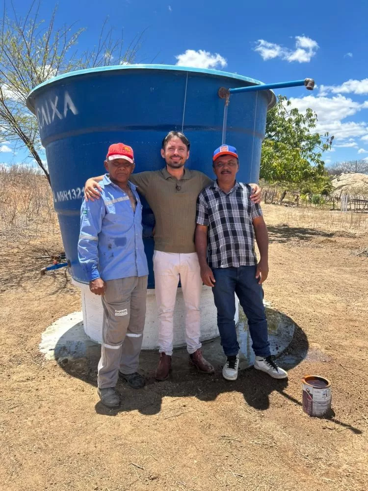 “A dignidade da água que transforma.” Prefeito Heitor Campos celebra a entrega do poço artesiano no sítio Liberdade ao lado de um morador local.