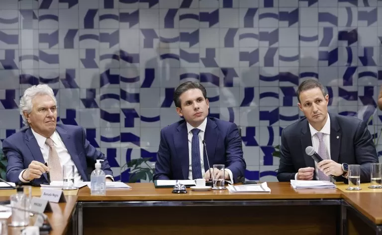 Motta preside reunião de líderes ao lado de Ronaldo Caiado (E) e Guilherme Derrite Fonte: Agência Câmara de Notícias