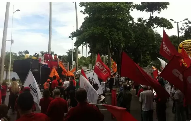 Movimentos sindicais se concentraram na Lagoa do Parque Solon de Lucena, em João Pessoa — Foto: Daniel Peixoto/G1