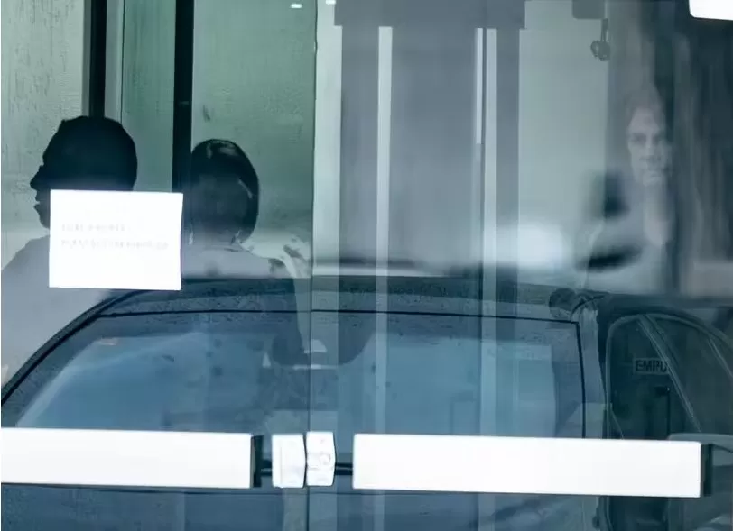 Bolsonaro é visto ao se despedir da mulher na sede da PF, após o ministro Alexandre de Moraes permitir a entrada de familiares e médicos — Foto: Brenno Carvalho / Agência O Globo