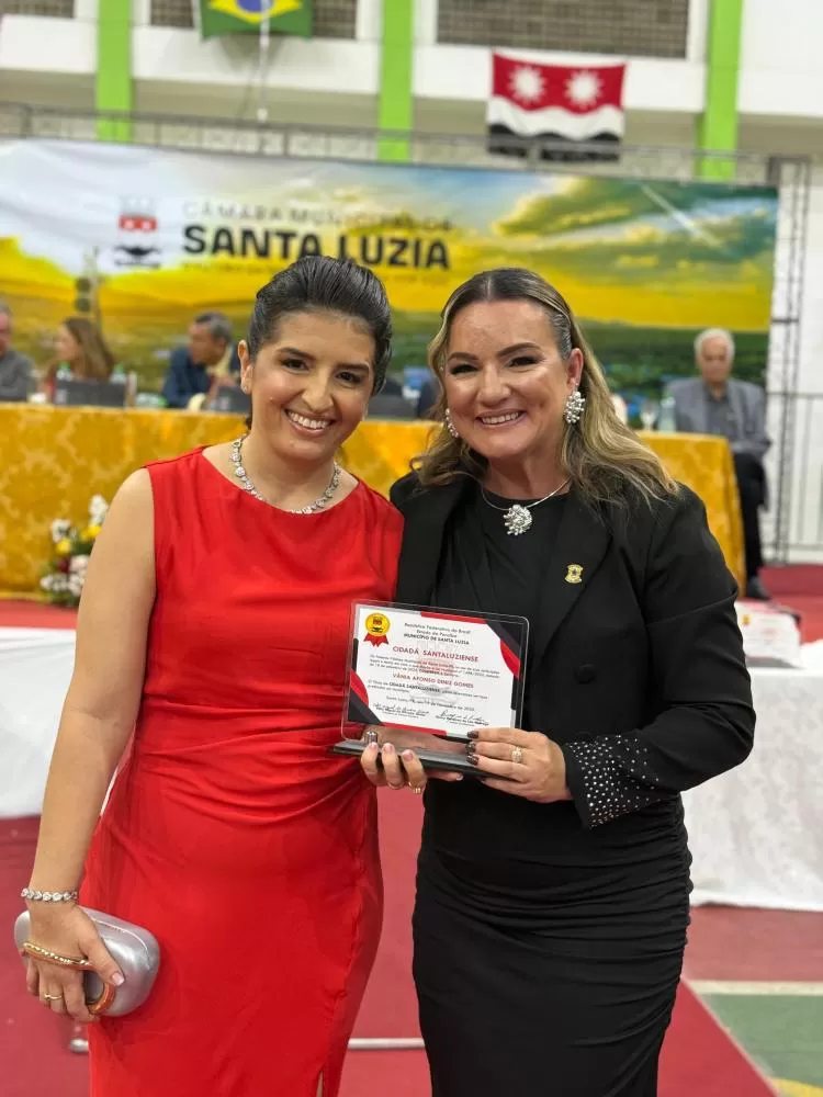 DESTAQUE: A empresária Vânia Diniz, proprietária das Óticas D'Lucas e nova Cidadã Santaluziense, ao lado da vereadora Ceicinha Cabral, proponente da homenagem na Câmara de Santa Luzia.
