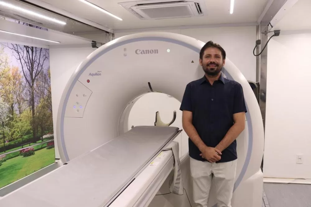 Prefeito Heitor Campos em visita à carreta do “Agora Tem Especialidades” no Terreiro do Forró, em Patos, que levará tomografias para a população da Região Metropolitana.