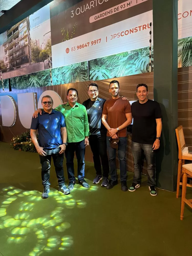 Sandro Dutra celebra o sucesso do lançamento do Stand de Vendas JPS DUO Camboinha com corretores e convidados em Cabedelo-PB. O empreendimento reforça a parceria da construtora com o mercado imobiliário.