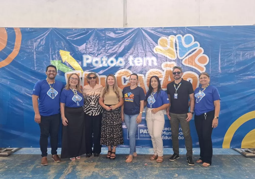 Duas Secretárias, a mesma paixão! A Secretária Adriana Carneiro e a Ex-Secretária Adalmira Marques, unidas com a equipe da Educação no evento que celebrou o ensino integral.