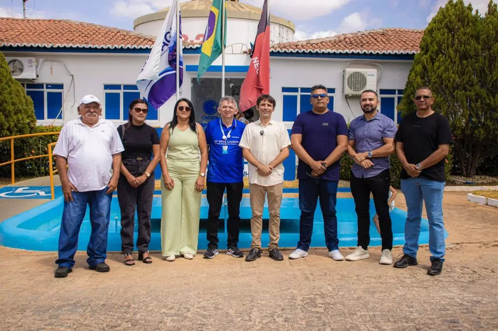 ​Prefeito Heitor Campos e vereadores de Cacimba de Areia em frente à sede da CAGEPA em Patos. A comitiva se reuniu com a equipe da Companhia para discutir as causas e buscar soluções para a falta d'água no município.