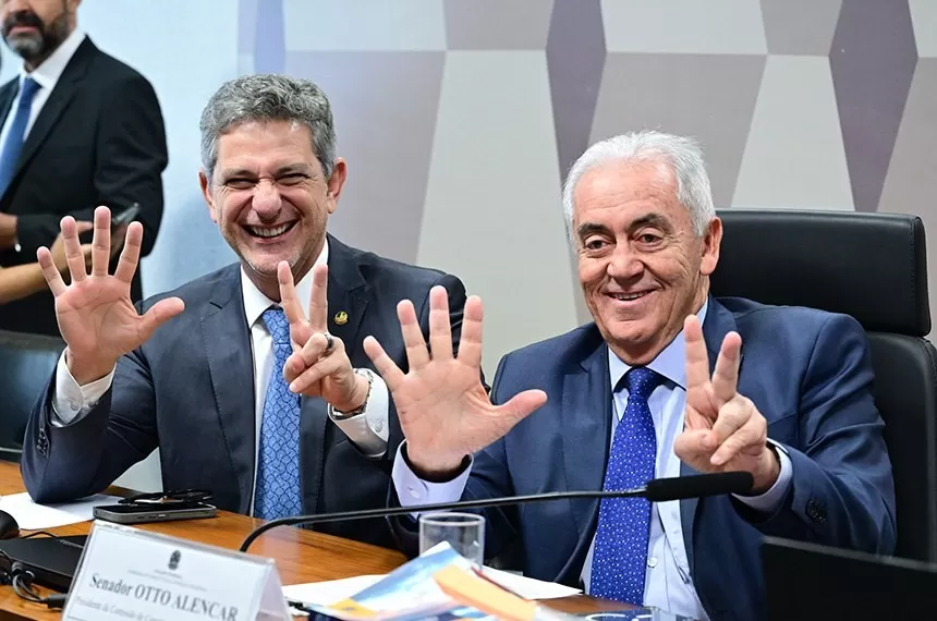 O relator, Rogério Carvalho, e o presidente da CCJ, Otto Alencar, comemoram a aprovação da escala 5x2 Geraldo Magela/Agência Senado Fonte: Agência Senado