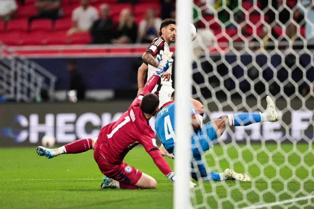 De Arrascaeta toca por cima para fazer o segundo do Flamengo no jogo – Foto: Gilvan de Souza/Flamengo