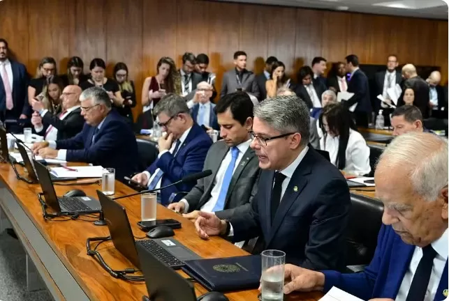 Senadores na Comissão de Constituição e Justiça — Foto: Geraldo Magela/Agência Senado