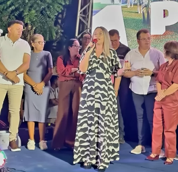 Referência estadual: A secretária Adriana Carneiro discursa sobre o pioneirismo do Centro da Primeira Infância e do Programa PAI, as primeiras iniciativas integradas do gênero na Paraíba.