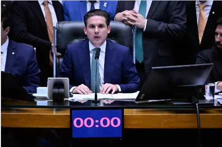 Hugo Motta (C) comemorou a aprovação da segunda etapa da regulamentação da reforma Fonte: Agência Câmara de Notícias