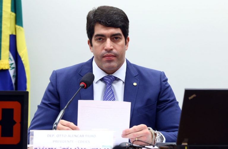Alencar Filho critica a burocracia para usar o dinheiro do Fust - (Foto: Cleia Viana/Câmara dos Deputados)