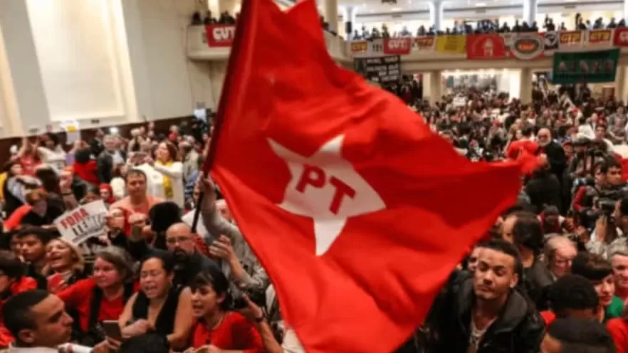 Bandeira e militantes do PT — Foto: Paulo Pinto/Ag. PT