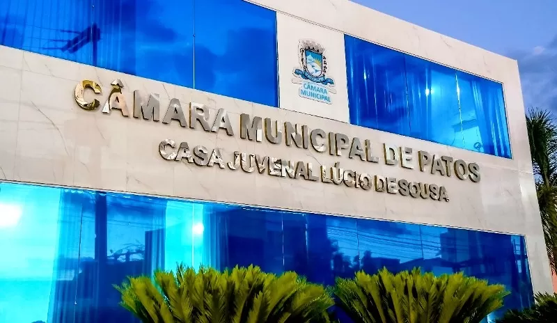 Compromisso mantido: Sede da Câmara Municipal de Patos segue com portas abertas e setores administrativos em plena atividade durante o recesso parlamentar.”