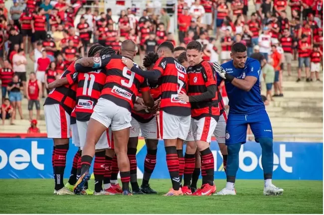Elenco do Campinense reunido antes do jogo contra o Atlético-PB — Foto: Estefinho Francelino / Campinense
