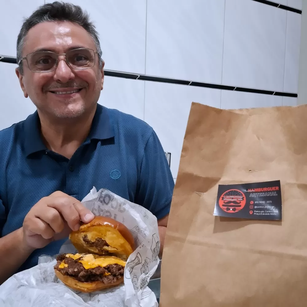 “Sabor e suculência: o editor do portal e da Coluna Vitrine Patos conferindo de perto a experiência artesanal da Senhor Burguer.”