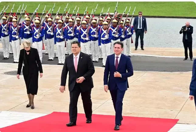 Presidente do Senado, Davi Alcolumbre (União-AP), e presidente da Câmara, Hugo Motta (Republicanos-PB), chegam a solenidade de início do ano legislativo. — Foto: Geraldo Magela/Agência Senado