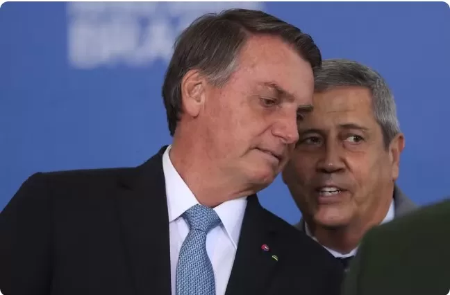 Foto de arquivo de 12/08/2021 mostra o então presidente da República, Jair Bolsonaro (PL), conversando com o então ministro da Defesa, general Braga Netto — Foto: Gabriela Biló/ESTADÃO CONTEÚDO