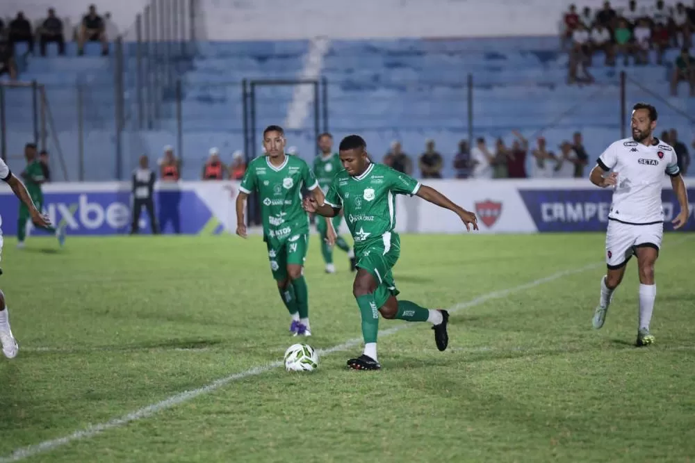 O meia Nenê (à direita) durante o empate entre Botafogo-PB e Nacional no Estádio José Cavalcanti. Fotos: Eder Souza