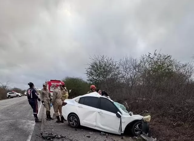 Acidente entre carro e carreta deixa cinco mortos na BR-230, na Paraíba — Foto: Reprodução