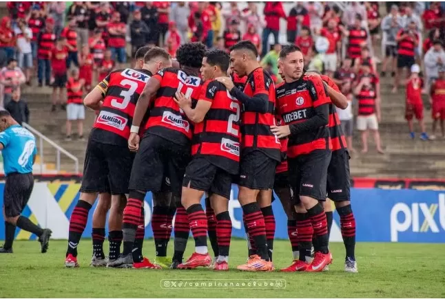 Elenco do Campinense na vitória sobre o Serra Branca — Foto: Estefinho Francelino / Campinense