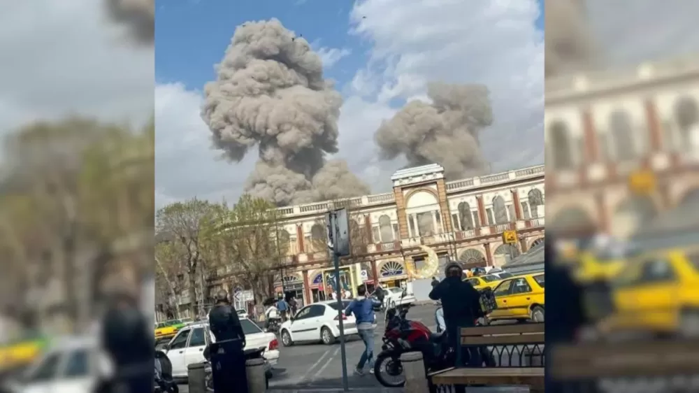 Fumaça se eleva sobre prédios na cidade de Teerã, no Irã • Noor Pictures/Shutterstock