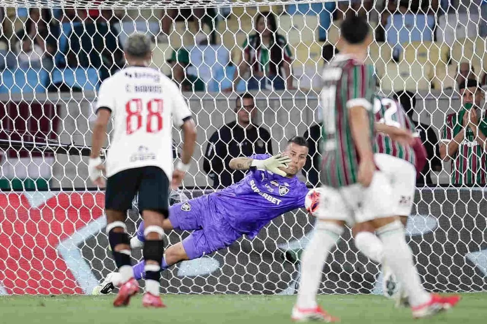 Fábio defendeu pênalti e foi decisivo para a classificação do Fluminense sobre o Vasco - Foto: Marcelo Gonçalves/Fluminense FC