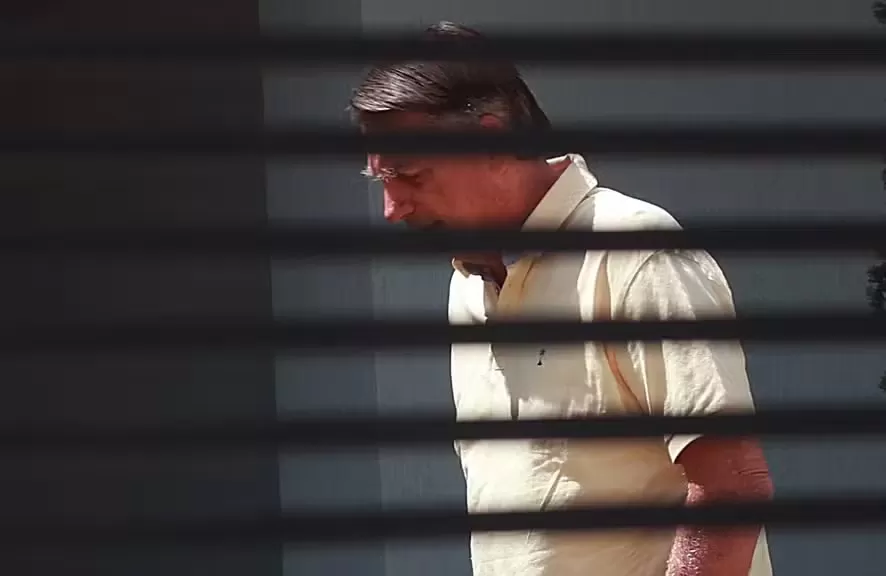 Jair Bolsonaro em prisão domiciliar, antes de cumprir pena na trama golpista — Foto: Cristiano Mariz/Agência O Globo