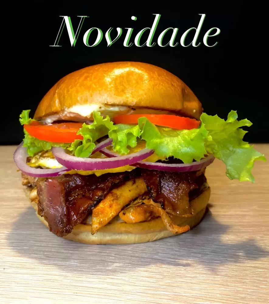 NOVIDADE NO CARDÁPIO: O novo hambúrguer do Senhor Burguer combina 150g de frango suculento, bacon crocante e o exclusivo Molho Sênior no pão brioche. A aposta da casa promete ser a nova referência em sabor na cidade de Patos. (Foto: Senhor Burguer)