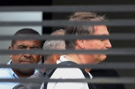 Bolsonaro deixa o hospital em Brasília, após duas semanas internado, e vai para casa