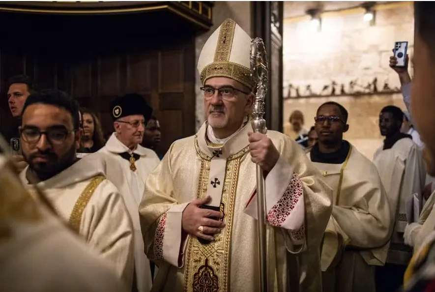 O cardeal Pierbattista Pizzaballa (ao centro), patriarca latino de Jerusalém, na Santo Sepulcro, em Jerusalém, durante missa em abril do ano passado — Foto: John Wessels / AFP / 23-4-2025