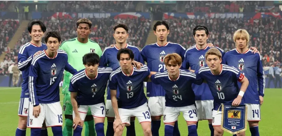 imagem cameraSeleção do Japão perfilada antes de amistoso contra a Inglaterra (Foto: Adrian Dennis/AFP