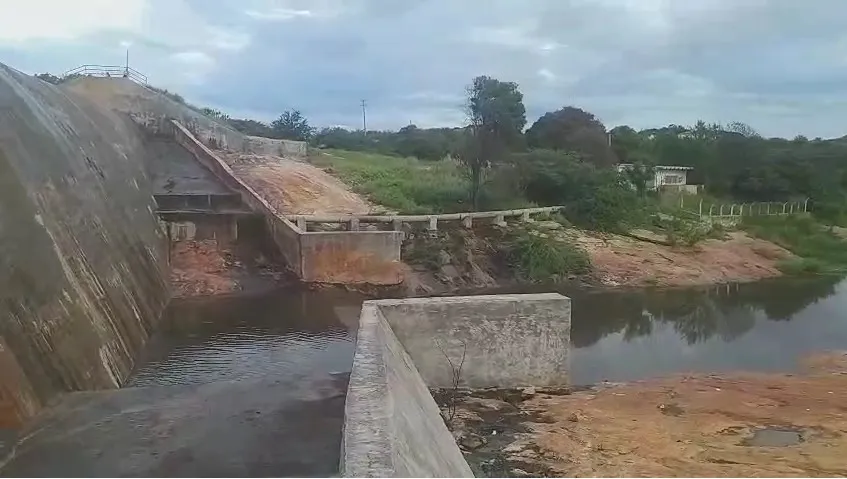 Barragem da Farinha inicia transbordamento e traz otimismo ao Sertão paraibano