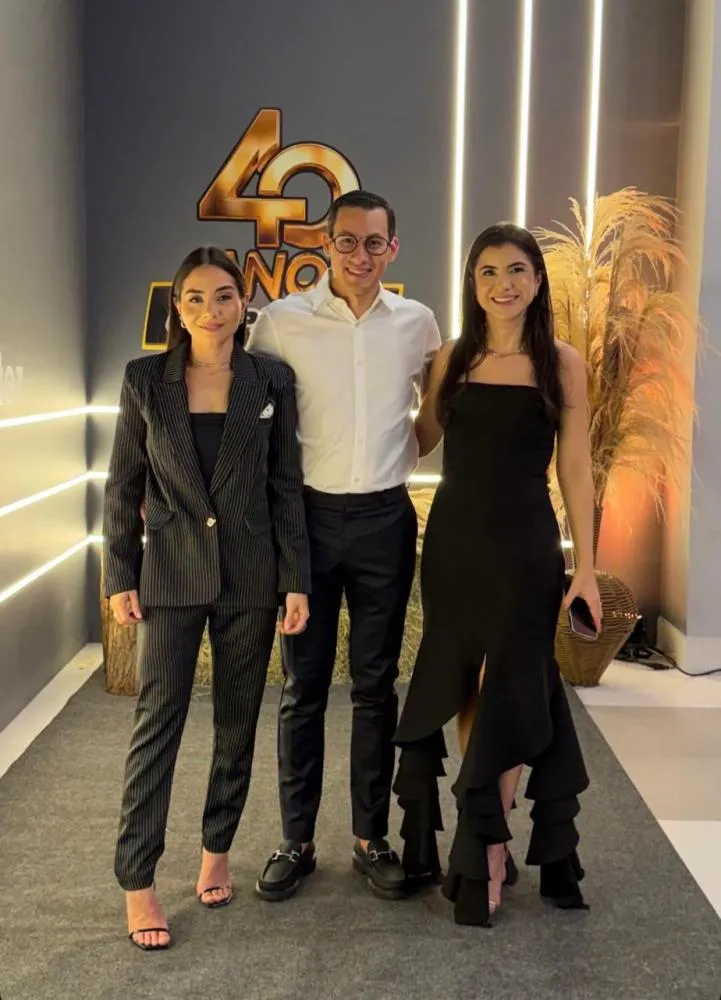 Os diretores Eduarda Medeiros, Francisco Neto e Roma Medeiros celebram a chegada dos novos showrooms Jeep e RAM a Patos. O investimento do Grupo COPAUTO marca uma nova era de sofisticação e potência para o setor automotivo da região.