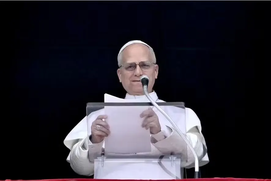 Papa Leão XIV discursa para a multidão da janela do Palácio Apostólico com vista para a Praça de São Pedro durante a oração Regina Caeli no Vaticano, em 12 de abril de 2026 — Foto: Foto por FILIPPO MONTEFORTE/AFP