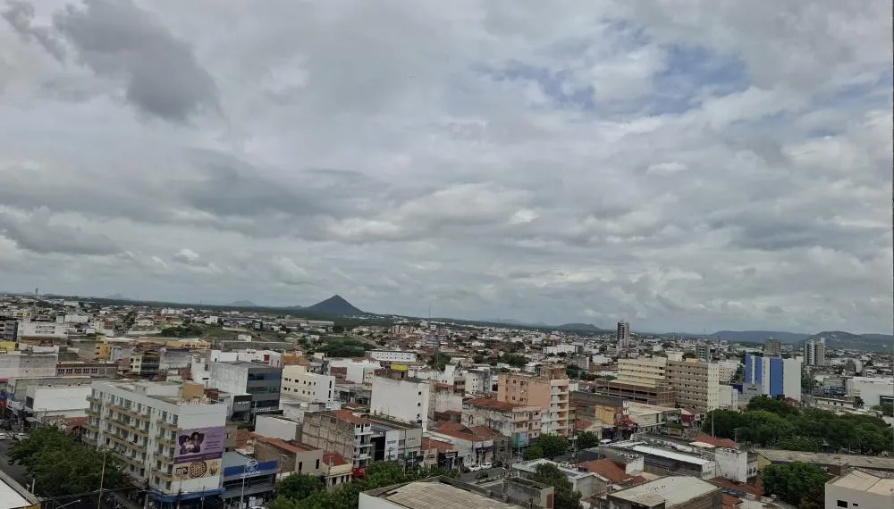 Para a terça-feira, 14 de abril, em Patos, a previsão indica chuva leve durante o dia com máxima de 32°C e mínima de 23°C.