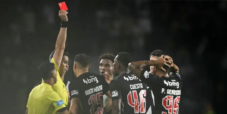 Árbitro da partida entre Vasco e Audax Italiano expulsa Carlos Cuesta (Foto: Mauro Pimentel/AFP