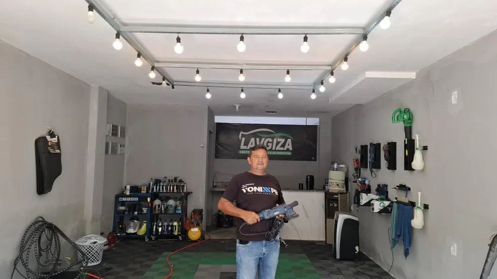 O empresário Miro Araújo posa com equipamento profissional em seu novo e amplo centro de estética automotiva.