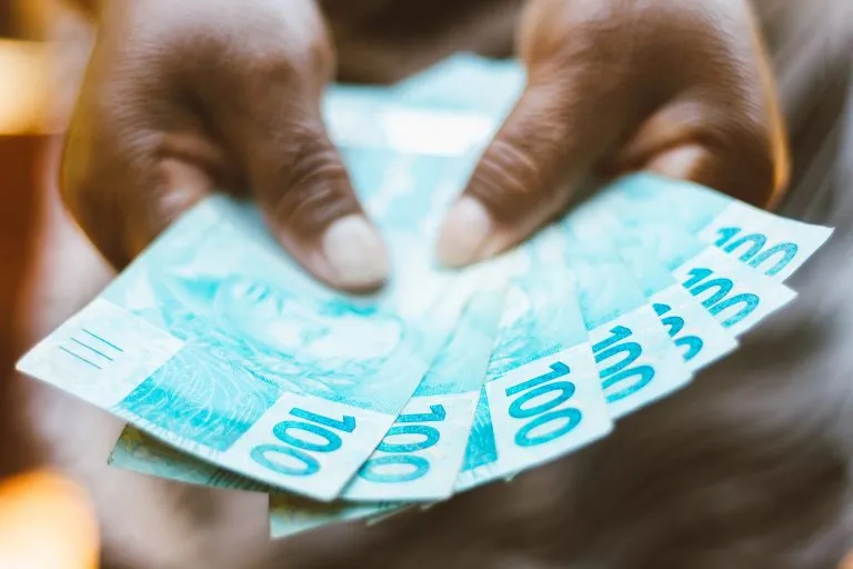 Salário mínimo é corrigido todos os anos, de acordo com o PIB e a inflação Fonte: Agência Câmara de Notícias