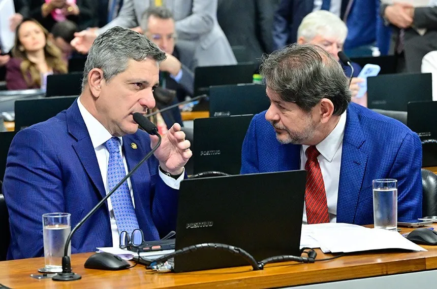 Para Rogério (E), a medida tornará mais justo o tratamento dispensado a esses agentes Geraldo Magela/Agência Senado Fonte: Agência Senado