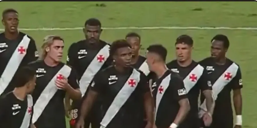 Thiago Mendes e Puma discutem na saída para o intervalo de Vasco x Paysandu (Foto: Reprodução/GE)