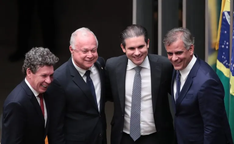 Motta no Plenário com deputados Reginaldo Lopes (E), autor de uma das propostas; Paulo Azi, relator na CCJ; e Leur Lomanto Júnior, presidente da CCJ Fonte: Agência Câmara de Notícias