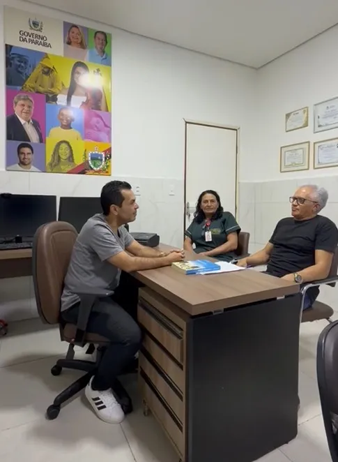 Professor Antônio Justino foi agradecer ao diretor-geral do hospital, Francisco Guedes a assistência que teve da unidade